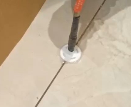 南平市瓷砖空鼓维修公司专业解答瓷砖在铺贴过程中，如果没有涂抹均匀到位的粘结材料（如水泥砂浆或瓷砖胶），可能会导致以下问题