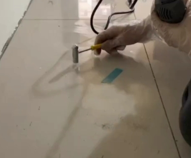 南平市瓷砖开裂维修公司专业分享瓷砖在铺贴前如果没有沥干水分，将会导致以下问题